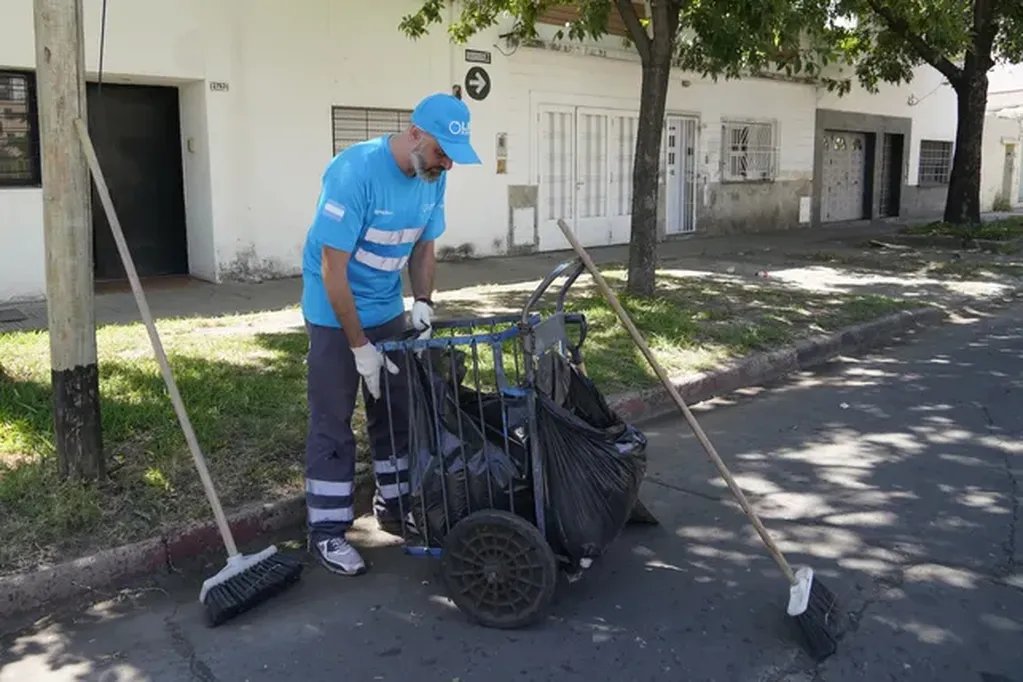 O gari formado em medicina recolhendo lixo nas ruas - Foto: reprodução / O Capital