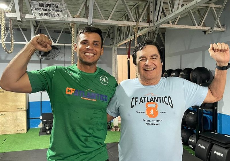 Depois de tanto tempo hopitalizado e do trato com Deus, Humberto (de azul) posa ao lado do treinador Alexandre Castro, que o acompanha desde o começo de 2022 - Foto: Nícolas Paulino