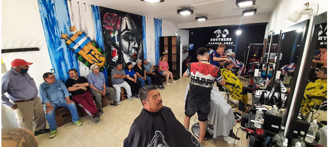 Irmãos cabelereiros oferecem corte de graça para aposentados. Foto: Reprodução/Internet