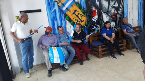 Às terças-feiras, aposentados cortam o cabelo de graça. Foto: Reprodução/Internet