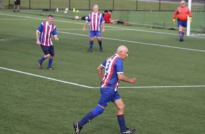 David, o jogador de futebol mais velho do mundo, mostra agilidade em campo -Foto: reprodução / Guinness Book