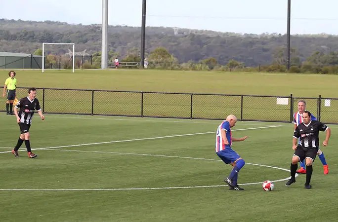 Velho é a vovozinha! David esbanja vitalidade jogando futebol - Foto: reprodução / Guinness Book