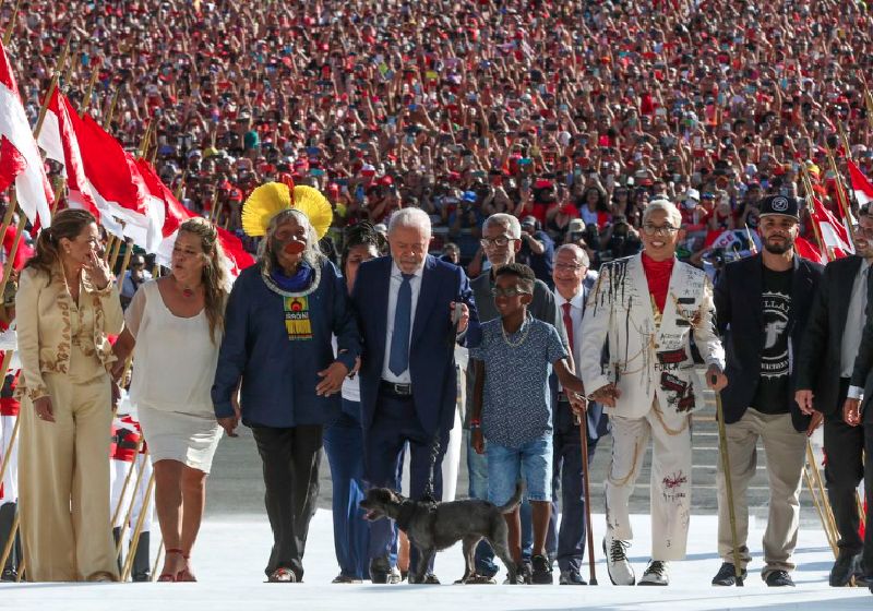 Representantes do povo e uma cachorrinha de estimação sobem a rampa com Lula - Foto: Tânia Rego / Agência Brasil