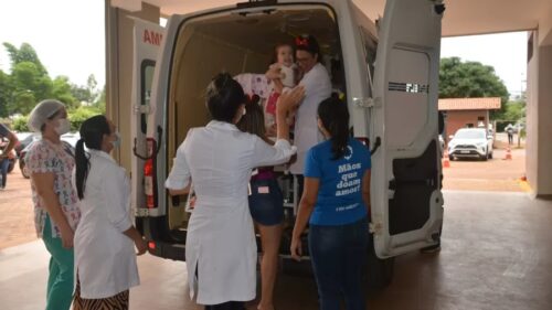 A família da Eloísa comemorou muito a alta da garotinha - Foto: Governo do Tocantins