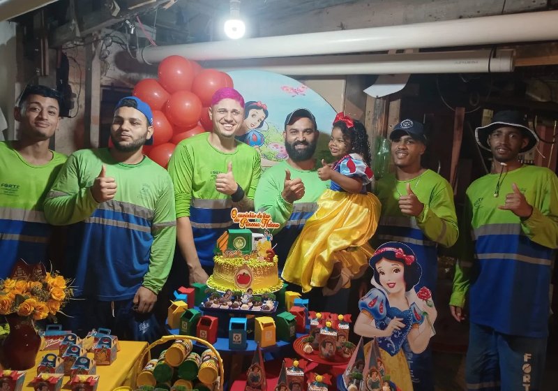 Helena é apaixonada por garis, admiração que herdou do avô já falecido. E ela comemorou a festa de 3 anos com os profissionais Cariacica - Foto: arquivo pessoal