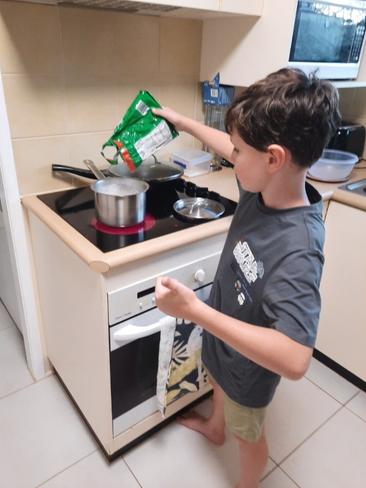 O garoto prepara tudo com muito carinho - Foto: reprodução