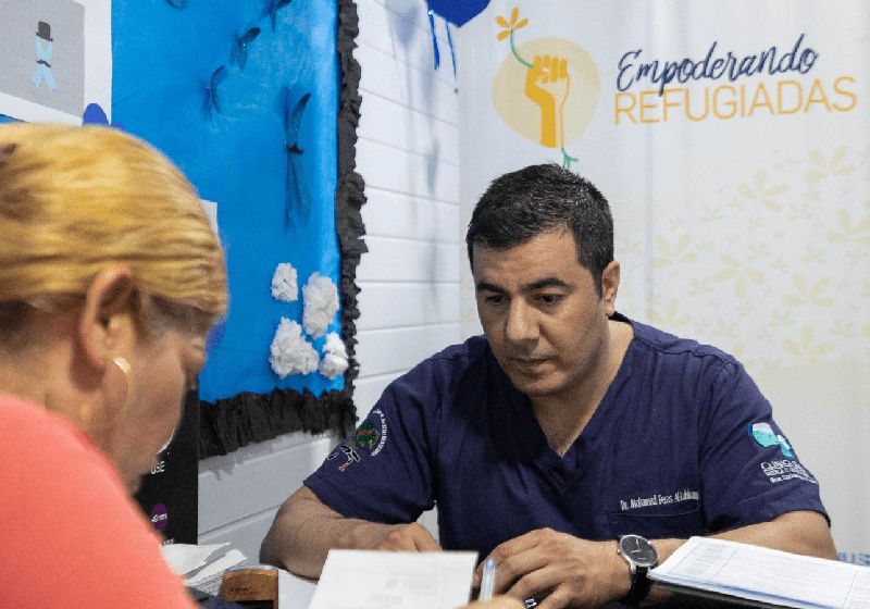 O médico sírio atende a uma das mulheres do ‘Empoderando Refugiadas’, em Boa Vista. FotoL ©ACNUR / Vitória - Moura Carramilo
