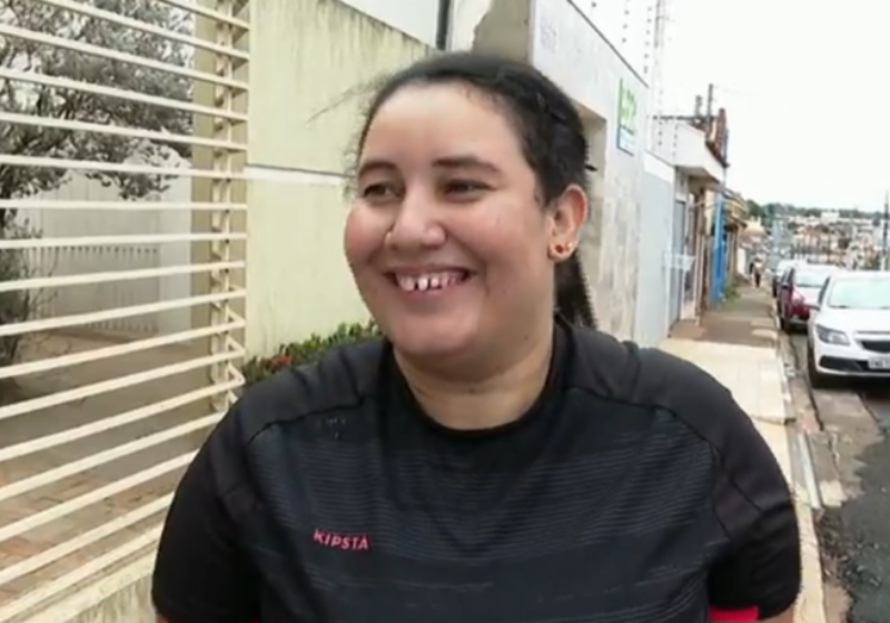 Jéssica é a mulher que encontrou uma bolsa com dinheiro e, após devolver ao dono, recebeu uma proposta de emprego pela boa ação - Foto: reprodução EPTV