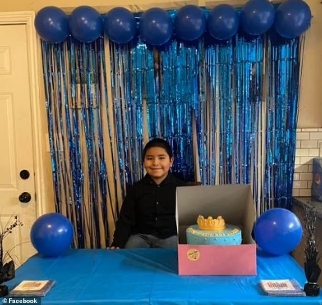 Ninguém foi à festa de aniversário do menino e ele posou sozinho ao lado do bolo. - Foto: reprodução / Instagram