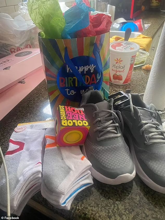 Ninguém apareceu na festa do menino? Mas internautas mandaram presentes e parabéns - Foto: reprodução / Facebook