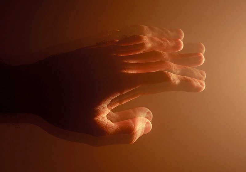 O remédio para tosse que está em testes foi capaz de atingir o cérebro de pacientes com Parkinson e aumentar os níveis de uma proteína conhecida como GCase - Foto: Annick Vanblaere / Pixabay