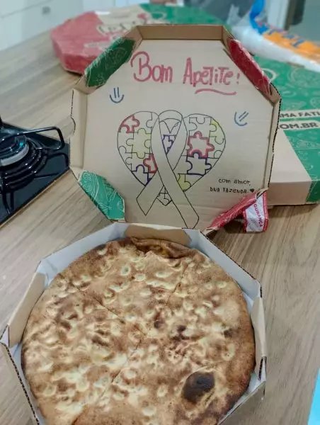 A atendente mandou a pizza especial do menino autista como cortesia - Foto: reprodução / redes sociais