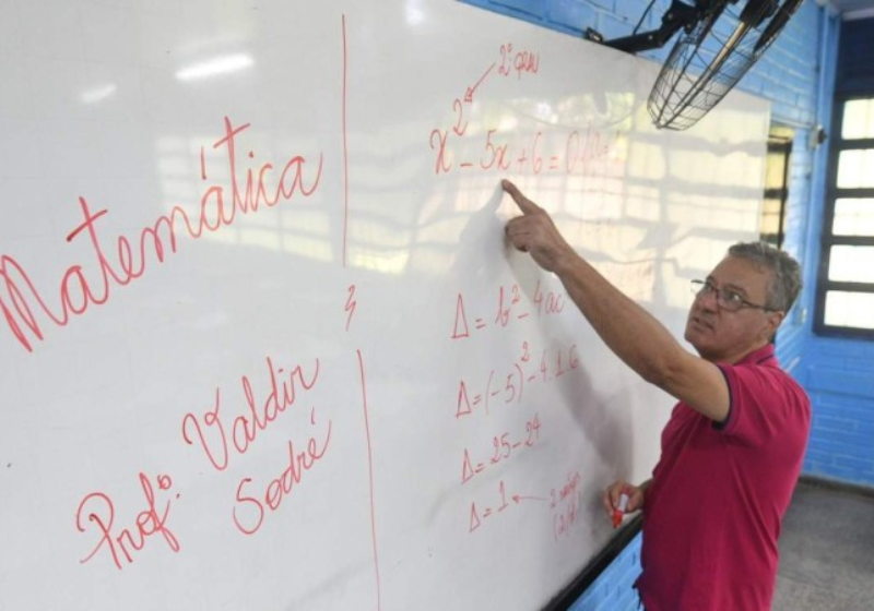 O professor Valdir criou uma forma de ensinar matemática que está fazendo sucesso entre os alunos dele- Foto: arquivo pessoal