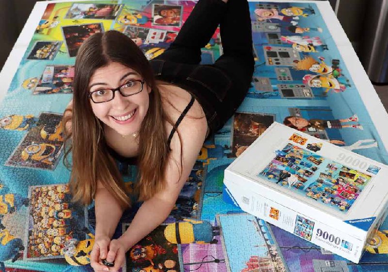 Karen Kavett é uma mulher de 32 anos que transformou a paixão por quebra-cabeças em sua profissão - Foto: SWNS