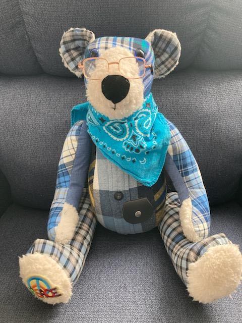 Close de um dos Ursinhos da Memória para mostrar os detalhes - Foto: AccentCare hospice