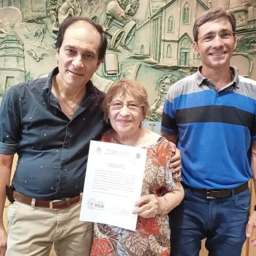 Rita Suárez mostra com orgulho o diploma. Foto: Reprodução/Internet