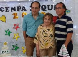 Orgulhosa, a vovó Rita Suárez posa para fotos. Foto: Reprodução/Internet