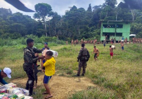 A FAB e ONG Ação Cidadania levaram 2,5 toneladas de comida às famílias Yanomami em Roraima - Foto: FAB / Twitter
