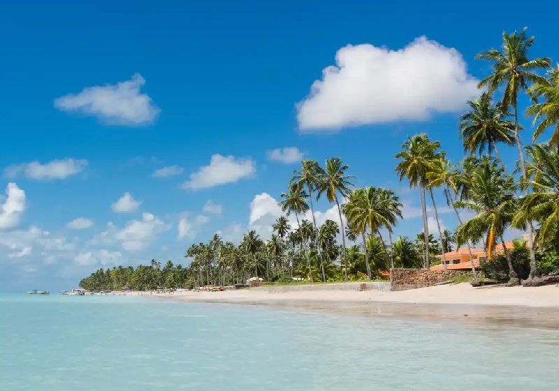 Maragogi, em Alagoas, conhecida como o Caribe Brasileiro está entre os 10 lugares baratos para viajar no Brasil fora de temporada - Foto: divulgação
