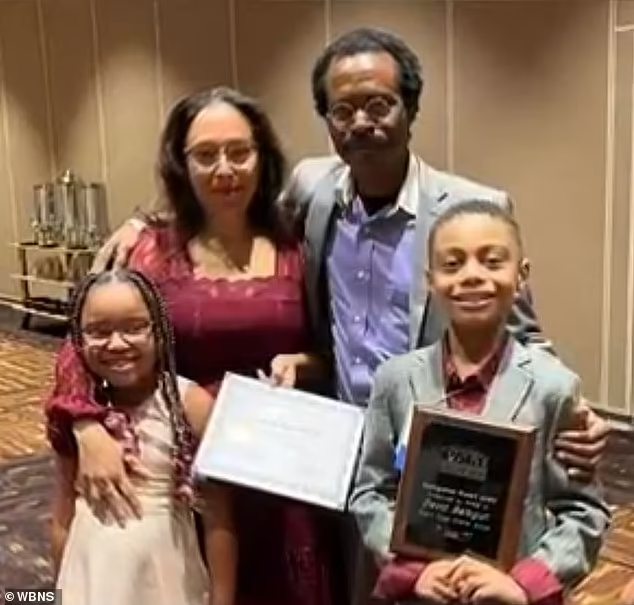 O menino gênio de 9 anos recebe prêmio com a com a família - WBNS
