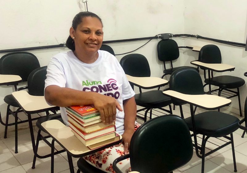 Ceyça é uma faxineira que mora na Cidade de Deus, no Rio, e teve muita dificuldade para estudar - Foto: ONG Nóiz