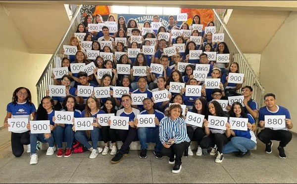 A professora da escola pública tem um projeto que ensina redação de forma individual para os alunos - Foto: Reprodução / Escola Estadual Albanízia de Oliveira Lima