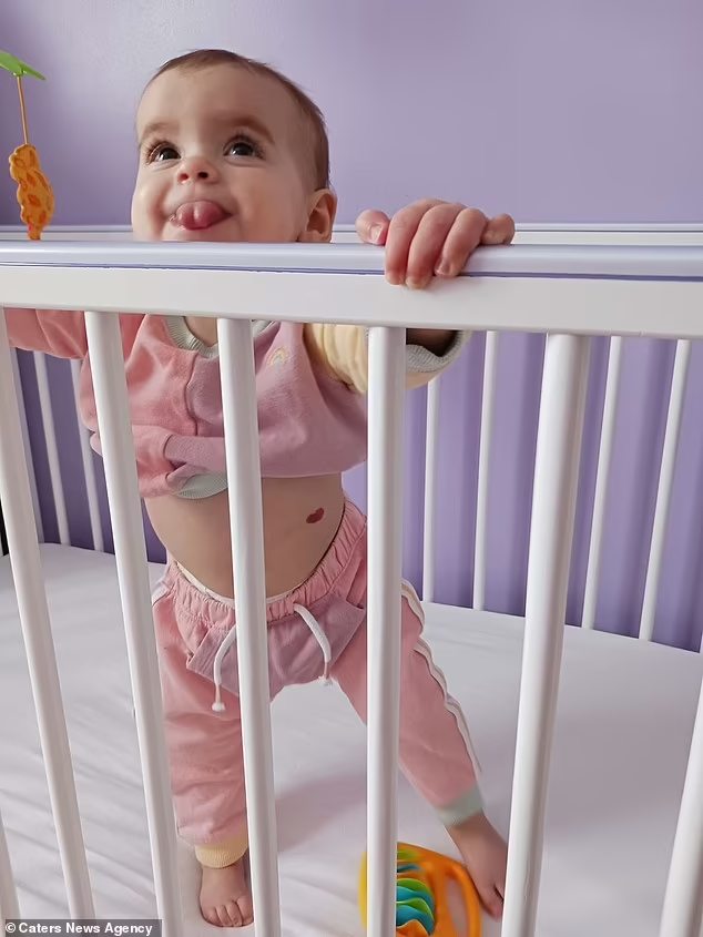 A fofa no berço exigindo a marquinha em forma de coração - Foto: Caters News Agency