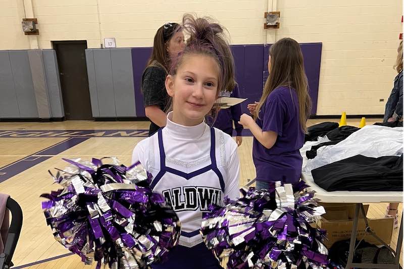 Médicos previram que Anna nunca andaria, falaria ou teria uma vida plena. Hoje, ela vai de ônibus para a escola e interage com as amigas no TikTok - Foto: Bella Burkhart