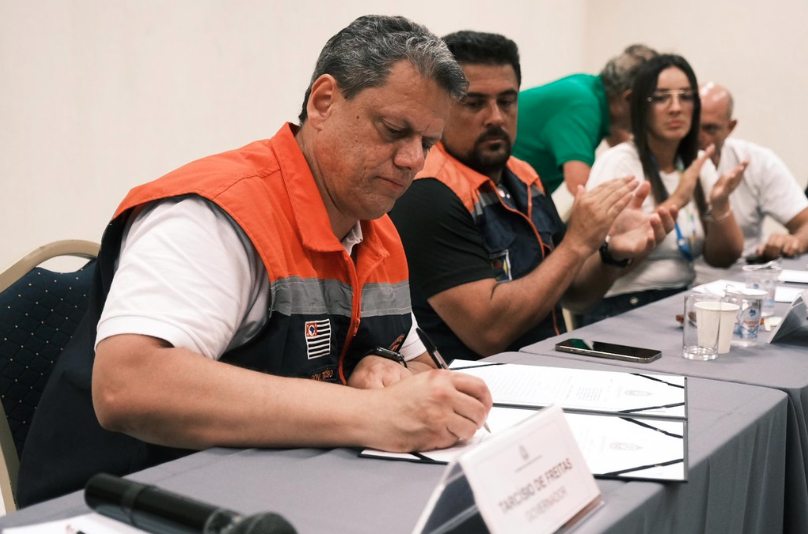 O governador Tarcísio de Freitas assinou nesta sexta-feira (24) decreto declarando de utilidade pública o terreno particular para construção de casas populares às famílias desabrigadas e desalojadas no Litoral Norte, durante o Carnaval - Foto: Gov.Est.SP