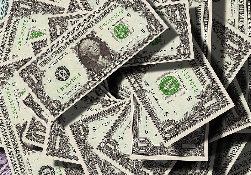 O dólar caiu e derrubou a barreira dos R$ 5 nesta quinta. Chegou a R% 4,96. Veja os motivos. Foto: Gerd Altmann / Pixabay