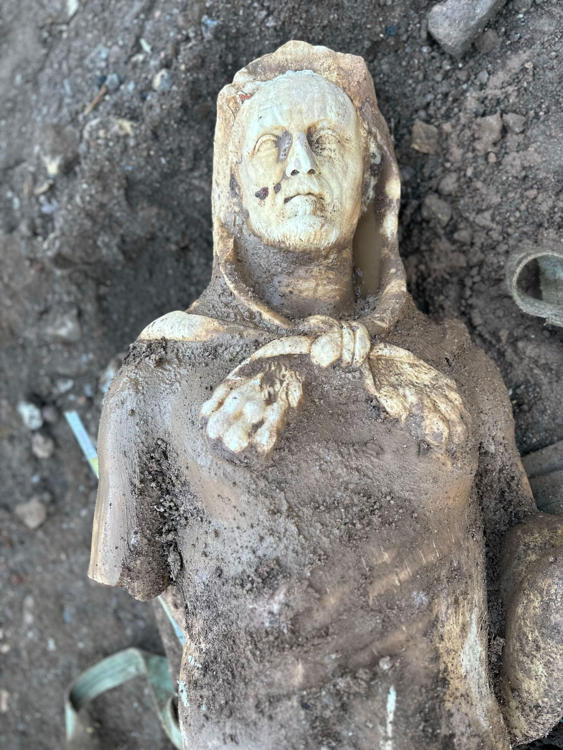 A estátua do imperador encontrada nas profundezas do esgoto na Itália -  Foto: Divulgação/Parque Arqueológico de Appia Antica