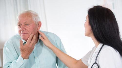 O exame de voz também pode ajudar no diagnóstico de Parkinson. - Foto: Pixabay