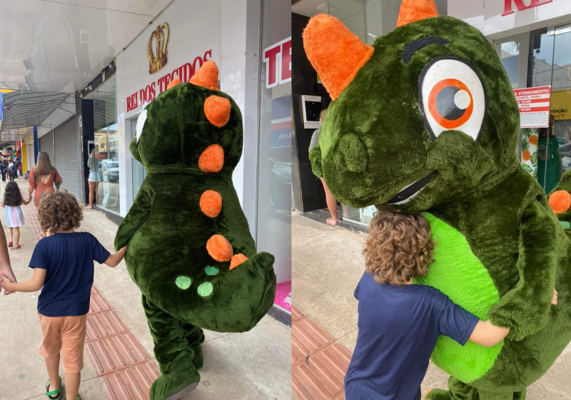 A mãe conta que o homem, vestido de dinossauro, passeou com o garotinho autista até que ele se acalmasse. - Foto: reprodução Facebook