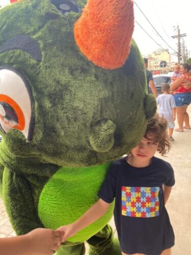 Théo e o novo melhor amigo, Dino. - Foto: reprodução Facebook