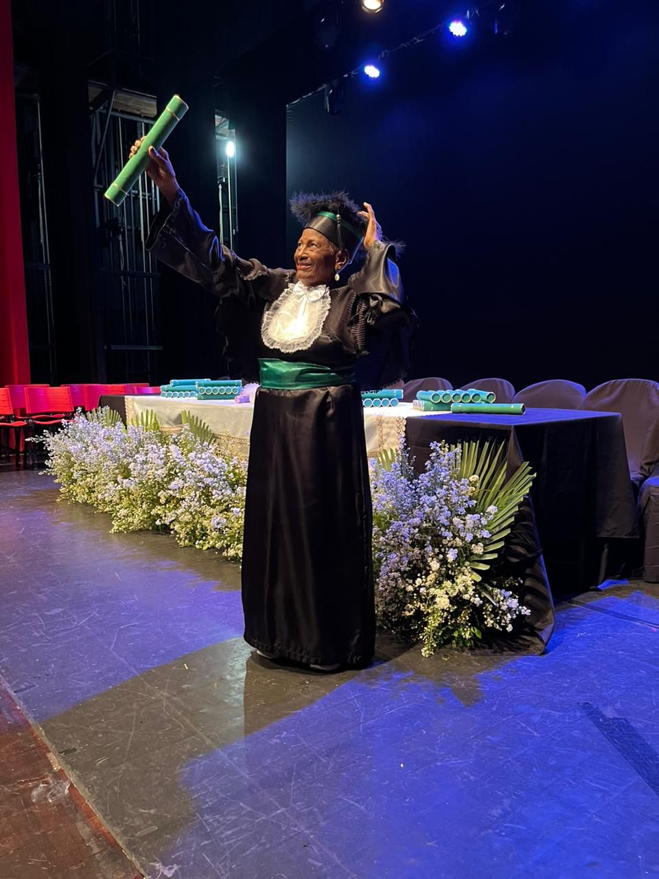 Ao lado de mais 21 colegas, ela comemorou a sua formatura e mostrou que não existe idade quando se tem força de vontade. Foto: Art22 Eventos