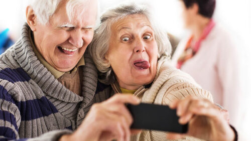 A pesquisa aponta que idosos com 70 anos ainda se sentem muito jovens. - Foto: Pixabay