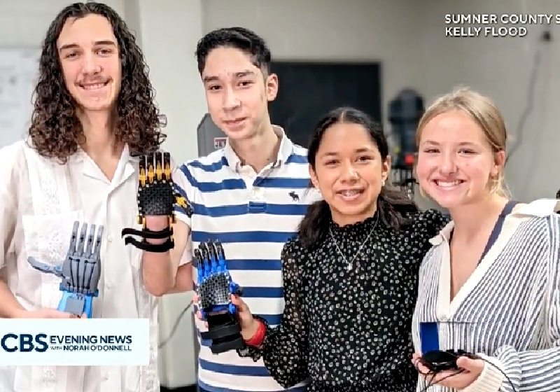 Sergio Peralta vivia escondendo a mão com deficiência e os colegas da escola criaram uma mão biônica para ele - Foto: Sumner County Schools Kelly Flood