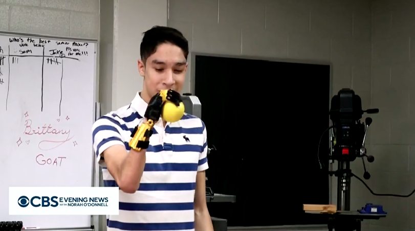 O adolescente consegue agarrar uma bola com a mão biônica que ganhou dos amigos - Foto: Sumner County Schools Kelly Flood