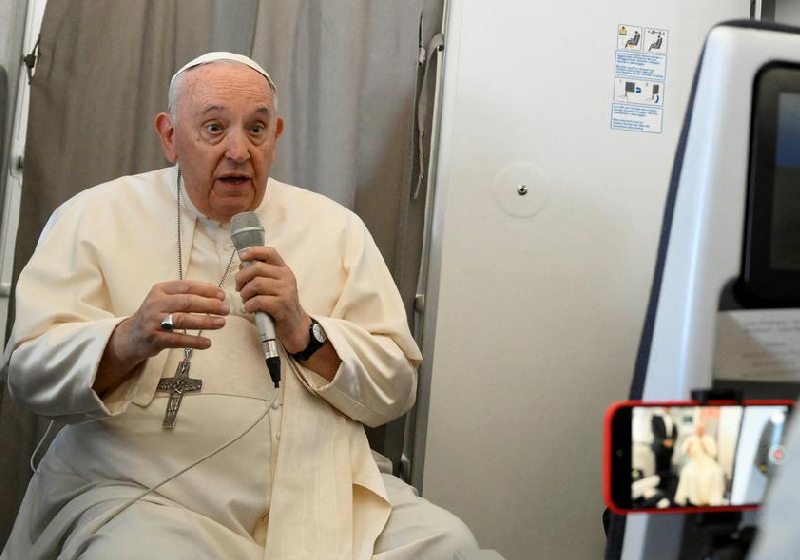 O Papa Francisco disse que criminalizar homossexuais e a população LGBTQIA+"é pecado" - Foto: reprodução / DW