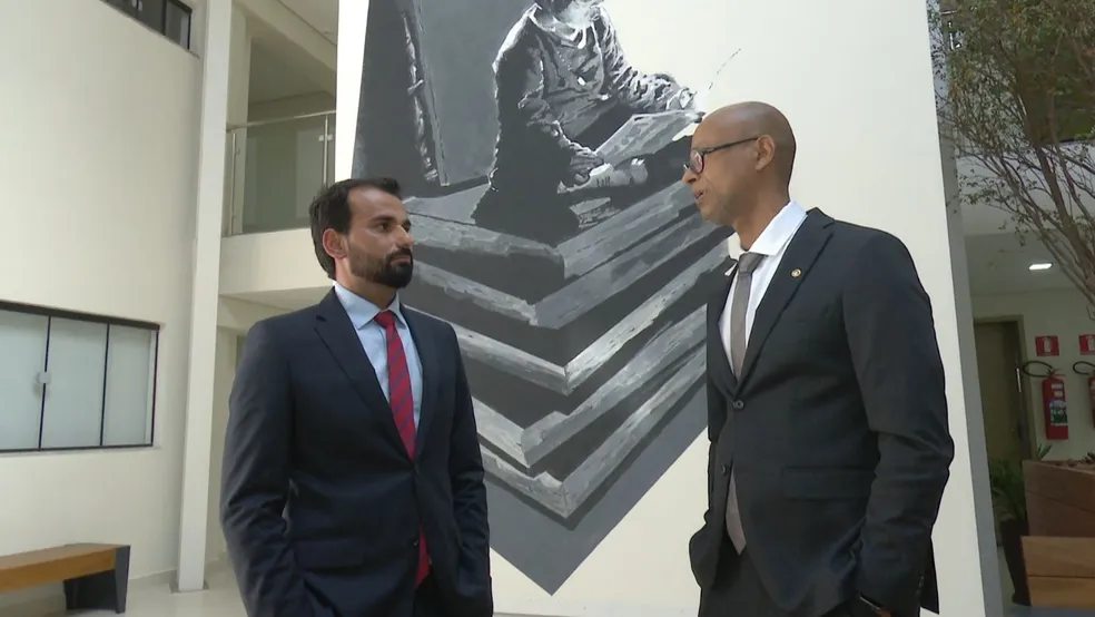 o ex-pedreiro e novo juiz Eliezer Nunes Barros (à esq) com Robson José dos Santos (à dir) - Foto: Gustavo Luz/Rede Amazônica