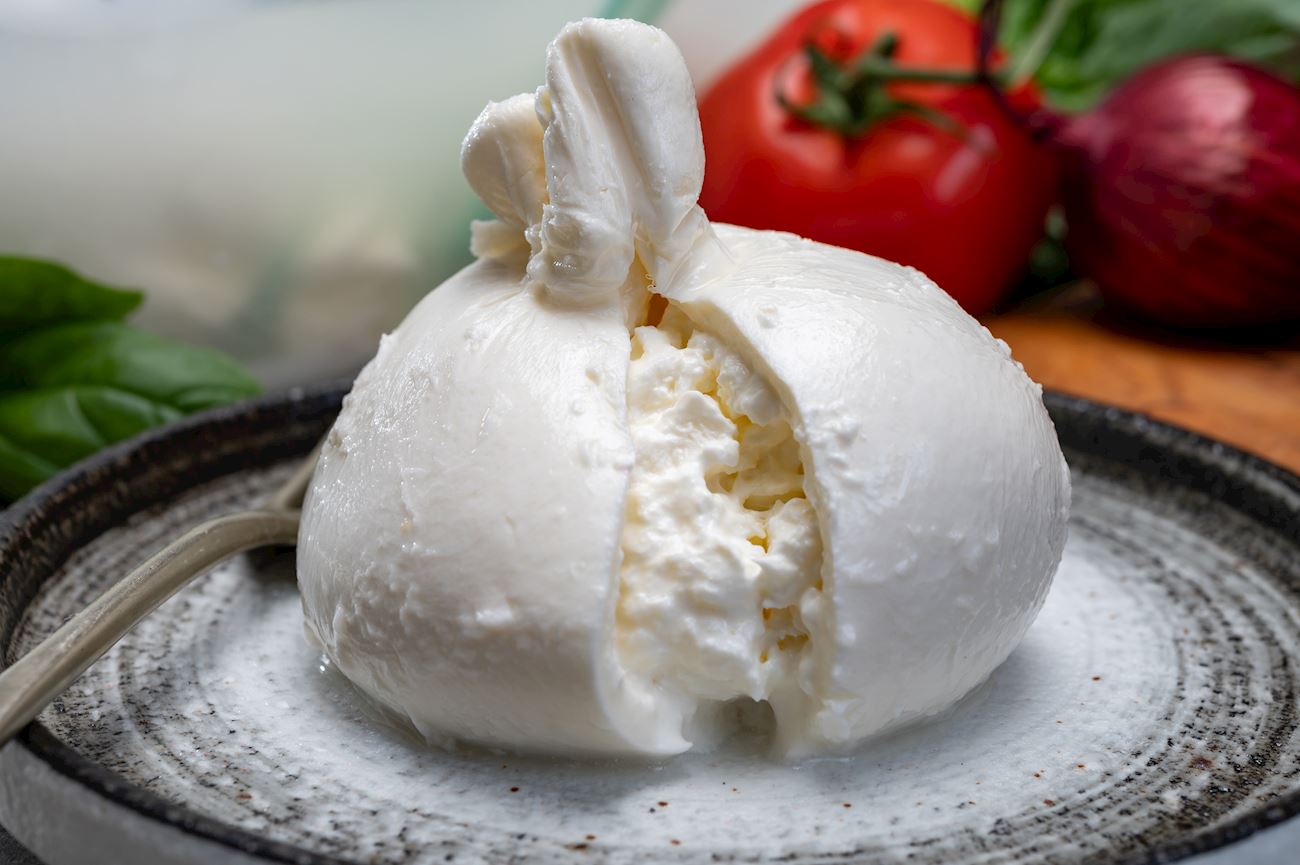 No ranking dos melhores queijos do mundo, a Burrata, da Itália, aparece em 2º lugar - Foto: reprodução TasteAtlas