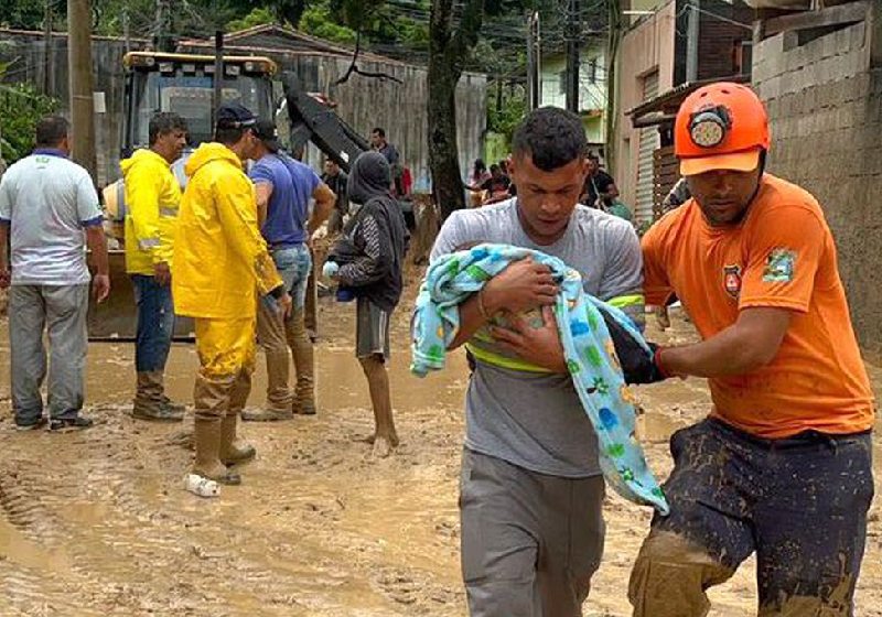 Enquanto equipes fazem resgate de famílias no Litoral Norte de SP,