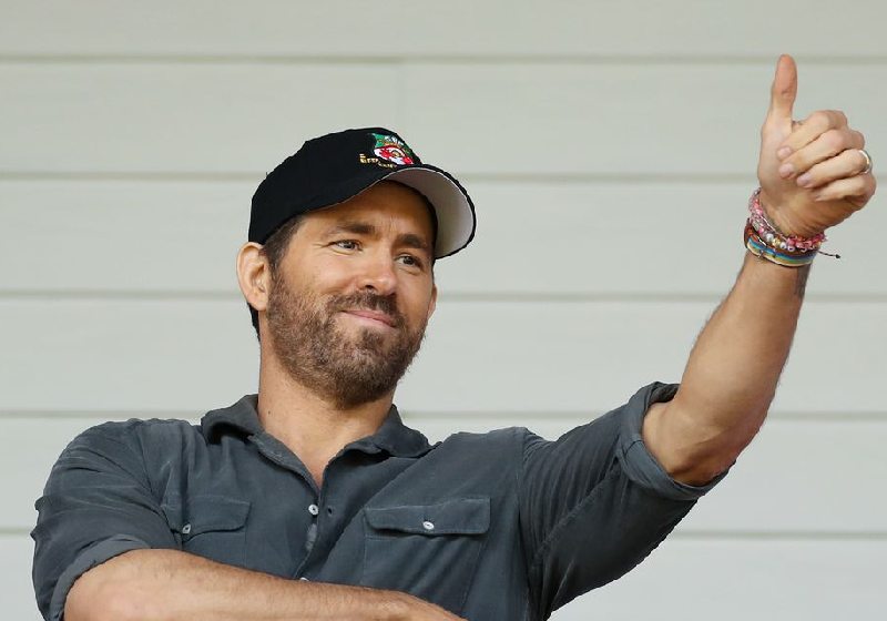 Ryan Reynolds fez doação para o novo uniforme do time de futebol juvenil em Wrexham - Foto: reprodução / MIrror