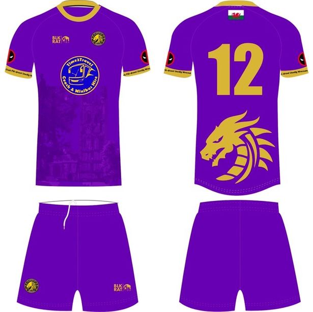 Os novos kits com o logotipo Deadpool, que teve ajuda de Ryan Reynolds (Imagem: @FCUtdofWxm/Twitter)