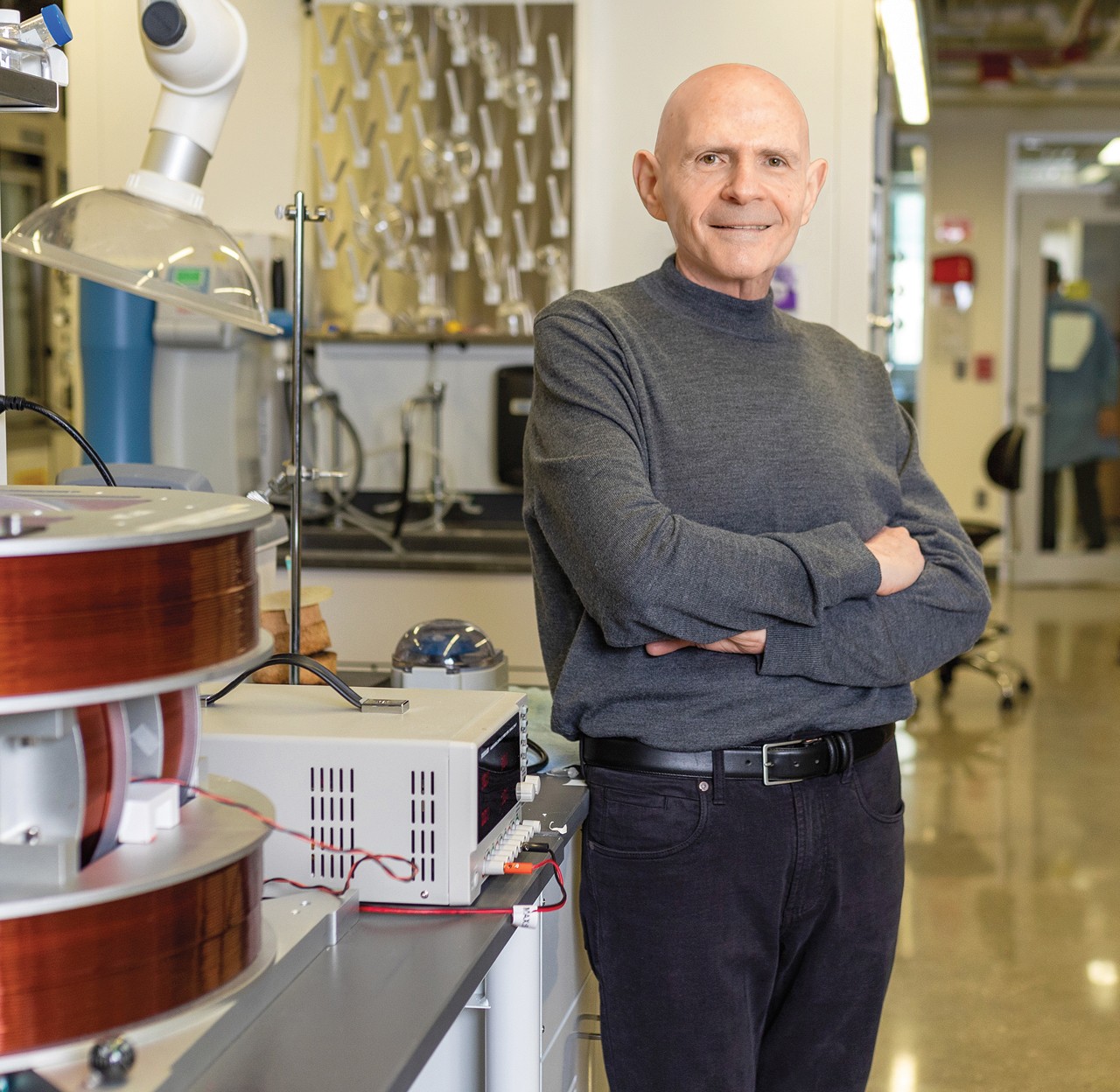 Samuel Stupp no laboratório no Instituto Tecnológico no campus de Evanston. Depois de recuperar movimentos em ratos paralisados ele quer testar a novidade em humanos - Foto: SHANE COLLINS