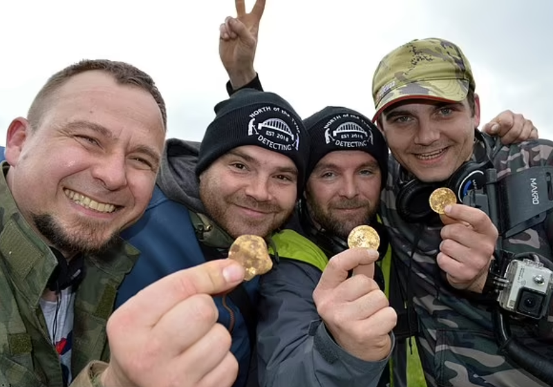 Os amigos encontraram várias moedas medievais, o equivalente a quase R$ 1 milhão hoje. O tesouro pertencia ao rei Edward III - Foto: Andrew Winter /SWNS