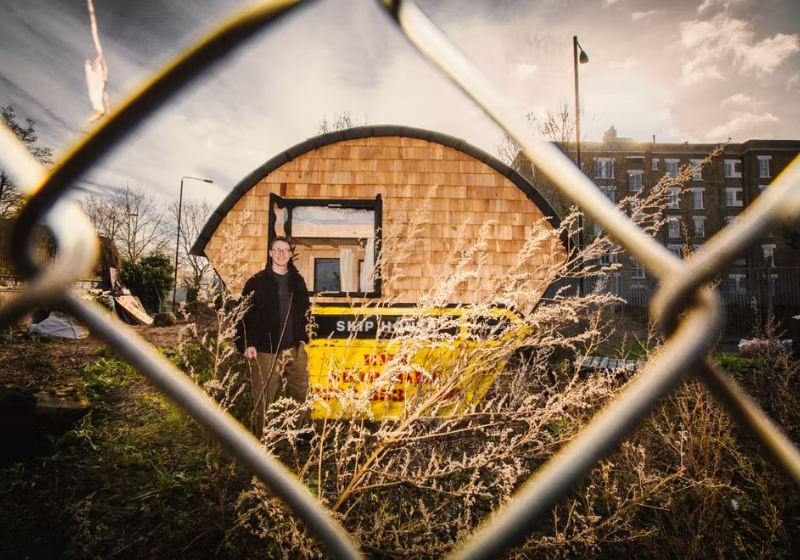 O artista transformou a caçamba em uma casa linda e cheia de charme. - Foto: reprodução