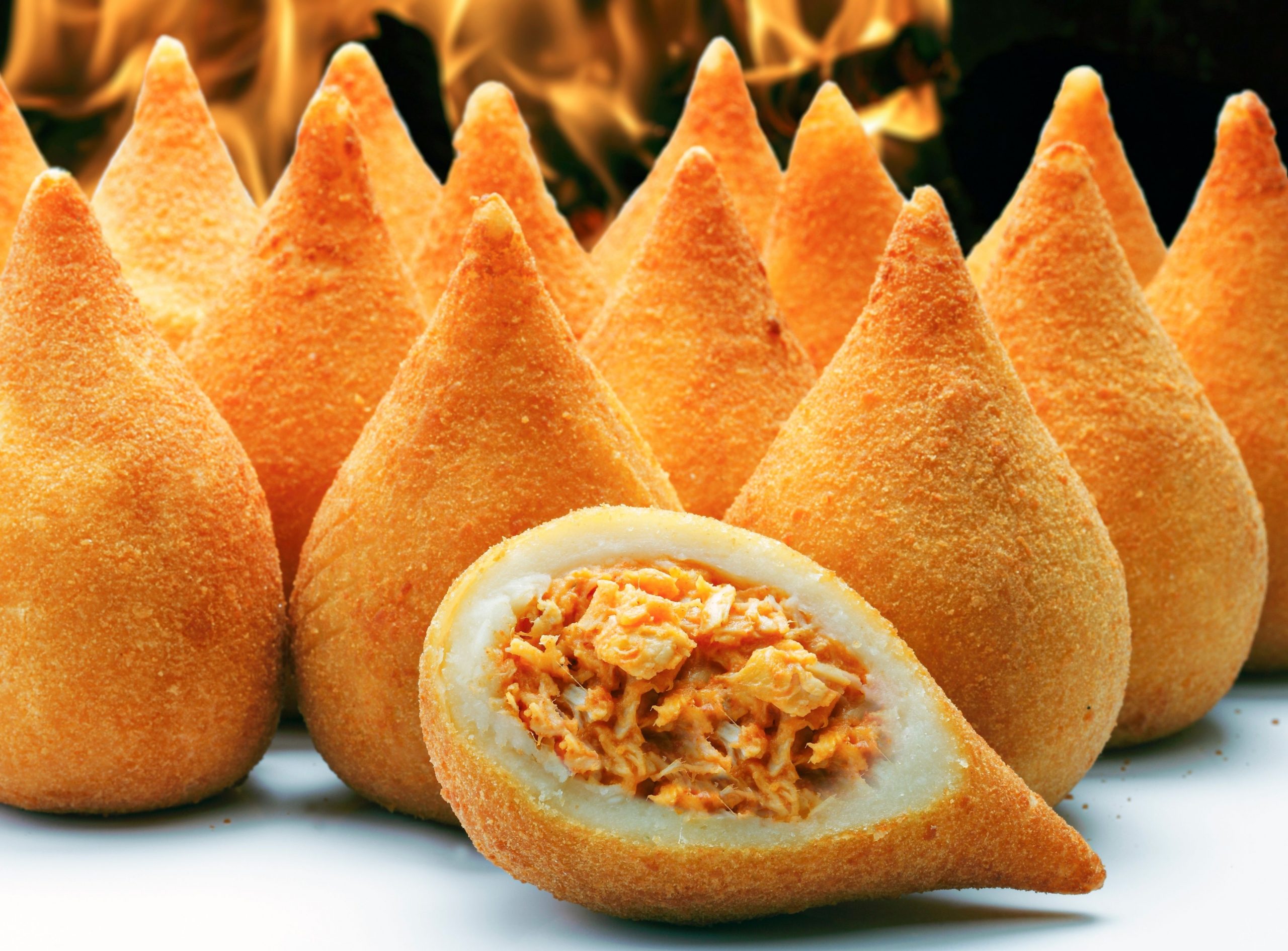 A deliciosa coxinha é agora uma das 50 melhores comidas de rua do mundo. - Foto: reprodução / ReceitaSimplesEFácil