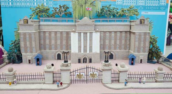 “Eu começo em uma peça, trabalho até agora nela e então, se eu ficar presa e não conseguir pensar no que fazer a seguir, eu deixo e começo em outra coisa", revelou. - Foto: Reprodução/SWNS