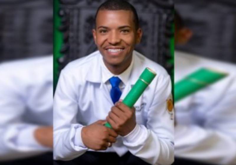 Mesmo com livros doados e trabalhando intensamente, o jovem catador realizou sonho e passou em várias provas. - Foto: Arquivo Pessoal